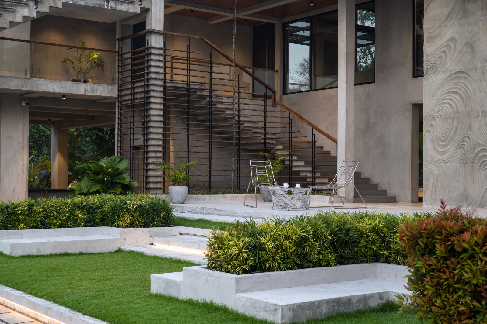 Sovnear estate courtyard with sculpted garden and outdoor seating